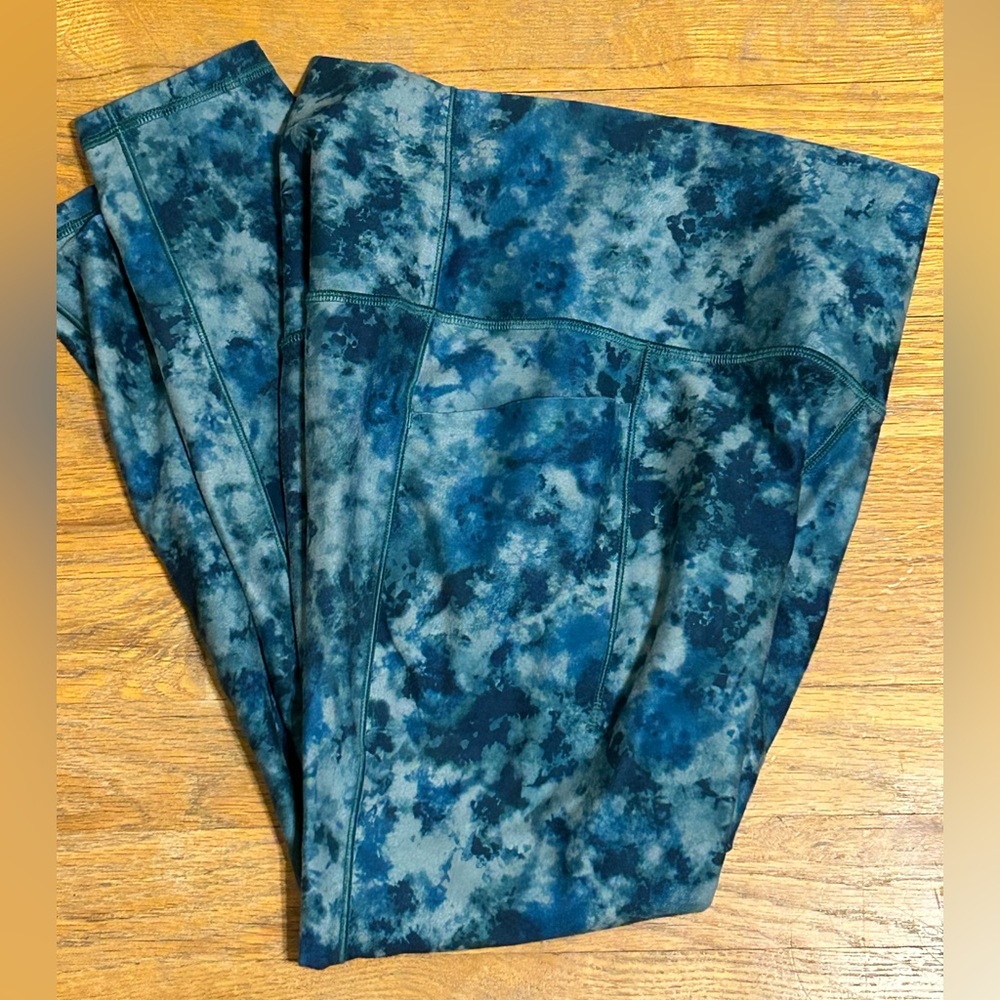 Athleta Salutation Stash‎ Pocket 7/8 Tight Blue Camouflage Leggings Size Small